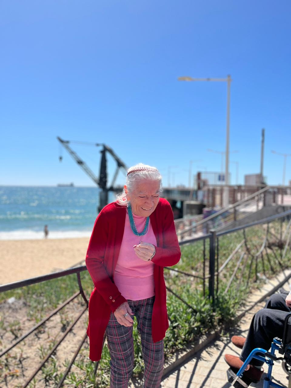 Residente de paseo frente al mar en Viña del Mar