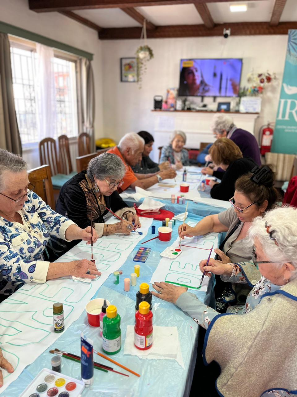 Residentes en un taller de manualidades en Residencia Iris